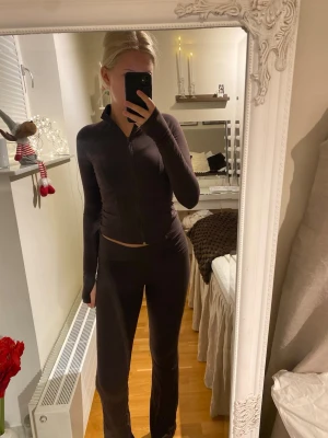 Gina tricot brunt set - Brunt mjukt det ifrån Ginatricot med yoga pants och zip tröja. 