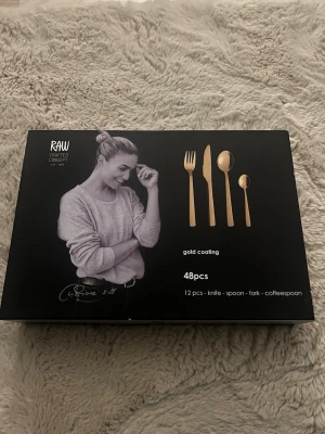 RAW Crafted Concept guldig bestickset - Säljer ett bestickset från RAW Crafted Concept med 48 delar i guldig finish. Setet innehåller knivar, gafflar, matskedar och kaffeskedar. 