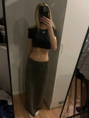 Brun stickad maxikjol från NA-KD - Säljer en brun, lång stickad kjol från NA-KD i storlek S. Kjolen har låg midja och är i mjukt, grovstickat material. Den sticks alltså inte och är helt ny med prislapp. 