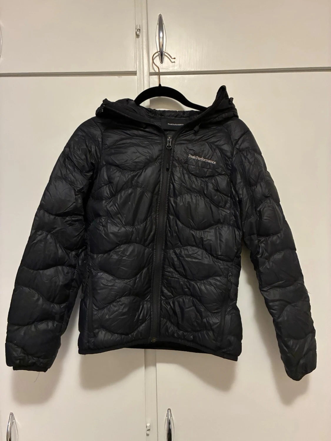 Svart pufferjacka Peak Performance