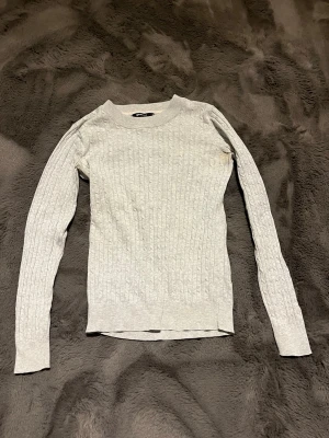 Långärmad tröja - Säljer en långärmad tröja med mönster. Jättefin men kommer inte till använding. Små tecken på använder såsom lite slutet under armarna. Men annars fint skick! Funkar till M och S (ev XS)
