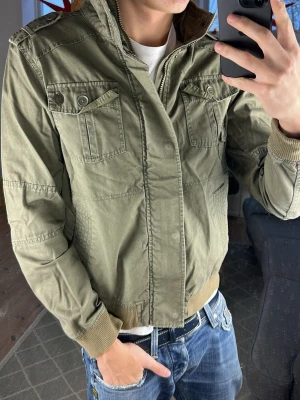 Fieldjacket olivgrön  - Simpel och schysst! Inga defekter, mått: A:46 B:45 C:44 D:60 (cm) storlek 50 i jackor≈ storlek M. Skriv vid fundering 😊🙌