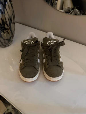 Gröna Adidas campus 00 - Säljer mina gröna adidas campus 00 i storlek 38 2/3 eftersom de inte kommer till användning. Jag har använt de max tre gånger så därför finns det inga slitage på skorna. Super fina nu till våren. Hör gärna av dig vid frågor❤️