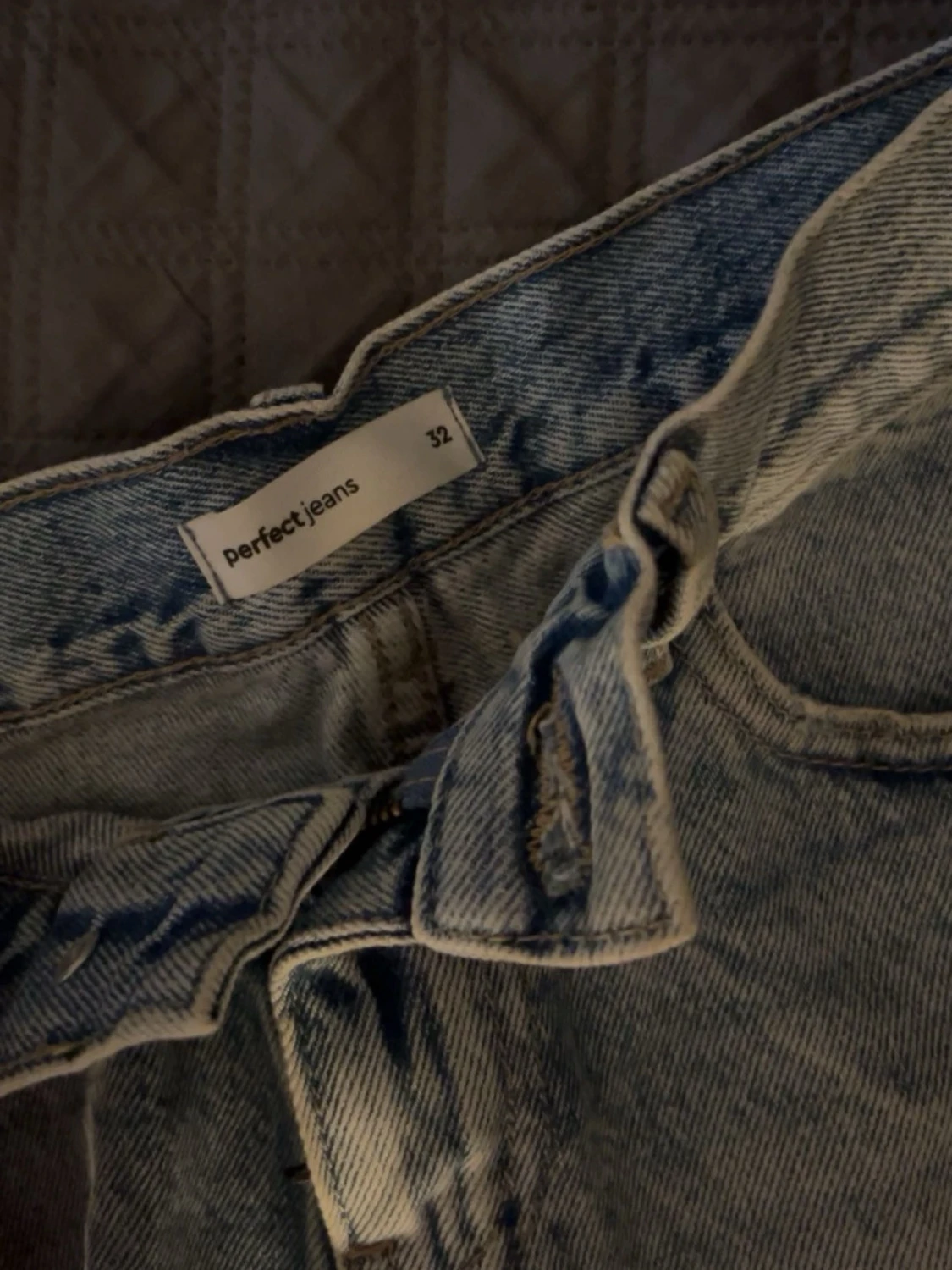 Perfekta jeansshorts med slitningar - 2