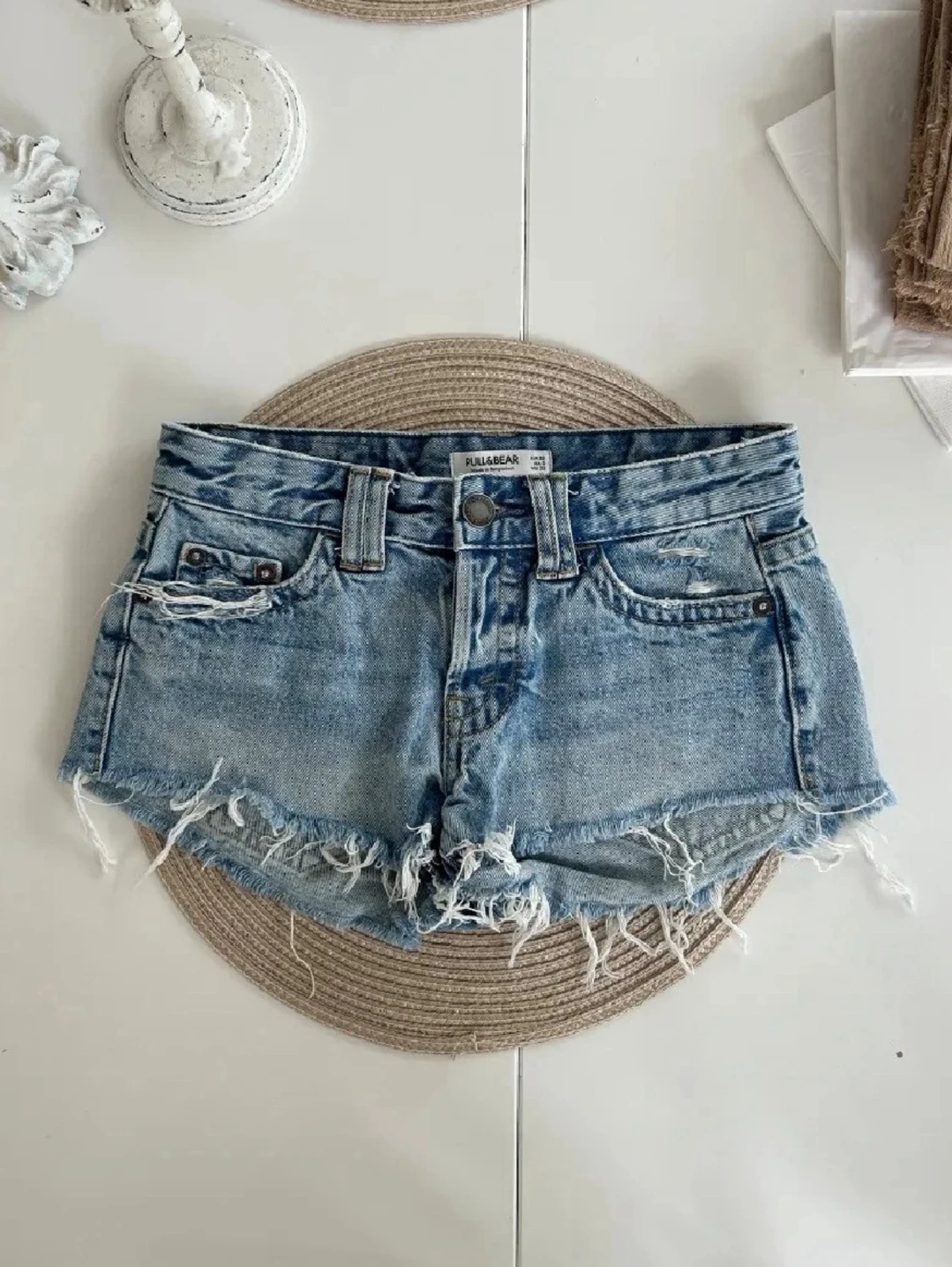 Lågmidjade jeansshorts med fransar  - 4