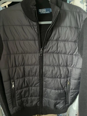 Svart cardigen från Polo Ralph Lauren - Säljer denna polo cardigen, cardigen är nästan aldrig använt, pris kan diskuteras 