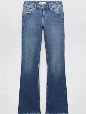 Zara mörkblå bootcut jeans - Säljer ett par mörkblå bootcut jeans från Zara i storlek 36. Snygg passform med lätt utsvängda ben – supertrendigt just nu. Använda fåtal gånger och i fint skick 💙
