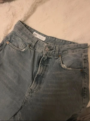 Blå  jeans från Zara - Säljer ett par klassiska blå jeans från Zara.