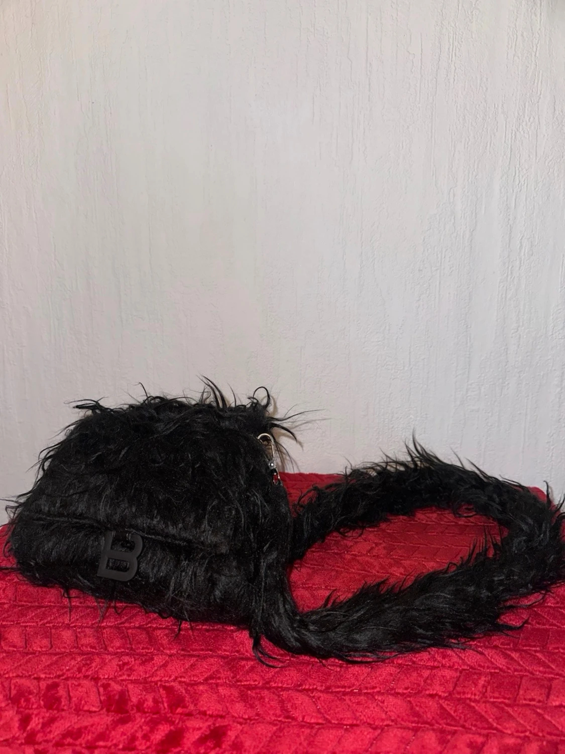 Svart fluffig axelväska