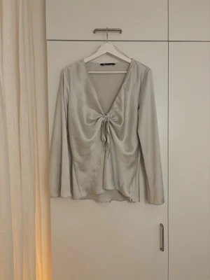 Vit tröja i silke - Vit silkes tröja, tjockt och lyxigt material. Har en dragkedja på sidan. Fin V ringning.