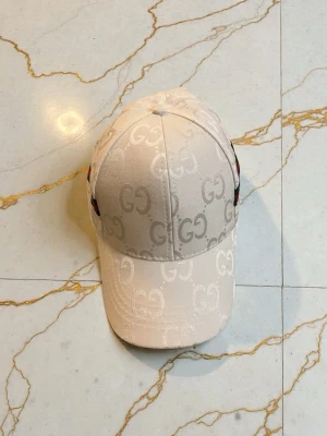 Gcci Keps Vit - Vit Gcci Keps med g mönster i vitt