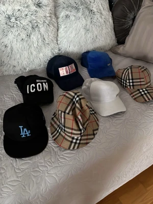 Kepsar - Flera kepsar till salu. 250/st