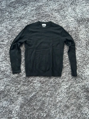 These glory days merinoulls tröja  - Snygg tunn merinoulls tröja som är nästan aldrig använd bara 2 gånger, om du har någon fråga så tveka inte på att höra av dig!🙏🏻