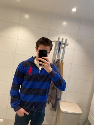Vintage zip hoodie ralph lauren - Jag säljer en riktigt fet ralph lauren zip hoodie vintage som är svår att få tag på🤩 || Skick: 9/10 ||Storlek: Sitter som S || Modellen är 178cm🙌 || Tveka inte på att ställa frågor😉