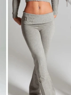 Grå mjukisbyxor med bootcut - Säljer ett par ljusgrå mjukisbyxor med bootcut passform. Inte min bild💕