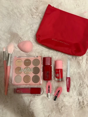 MakeupMekka sminkset med väska - Sminkset från MakeupMekka, inget har använts 