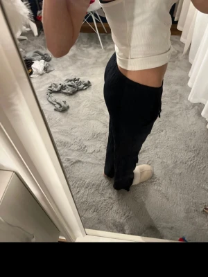 Svarta linnebyxor med snörning - Säljer ett par svarta linnebyxor med snörning i midjan. Byxorna har en loose passform och är tillverkade i mjukt material som känns skönt mot huden. Perfekta för chill dagar hemma eller när du vill vara bekväm men ändå se snygg ut.