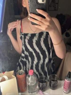 Svart och vit mönstrad linnetopp Gina Tricot - Säljer en svart och vit linnetopp från Gina Tricot i storlek S. Toppen har tunna axelband och ett vågigt, grafiskt mönster. Perfekt för dig som gillar en luftig och trendig stil. Materialet känns lätt och bekvämt mot huden.