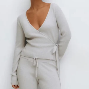 Ljusgrå kofta med knytband - Supersnygg ljusgrå omlottkofta från Gina Tricot🩷 knappt använd 