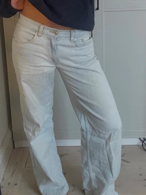 Lågmidjade bagy jeans  - Ljusa Lågmidjade bagy jeans från Nelly! Storlek 34❣️Har sytt upp dem men det är inget man tänker på