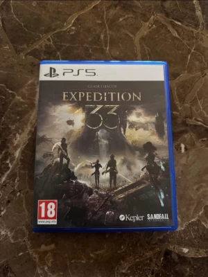 Expedition 33 (PS5) - Expedition 33 till PS5 är ett spännande äventyrsspel med imponerande grafik och engagerande berättelse. Spelet är i nyskick, fodralet är helt och inga synliga skador finns. Passar perfekt för dig som söker ett nytt spel till din samling.