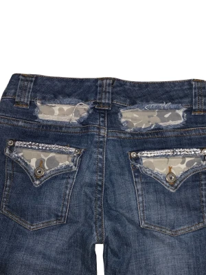 Lågmidjade jeans 🪽 - Lågmidjade bootcut jeans med camoflage  mönster och strass på bakfickorna. Storlek 158! De sitter så fint med de är dessvärre inte min storlek 