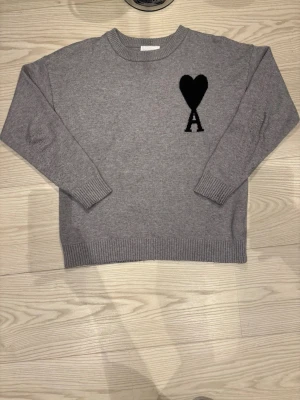 Ami Paris tröja - En riktigt fin AMI Paris tröja, perfekt till vintern | Nypris: 4000+ kr | Skick: 8/10 | Storlek: M | Hör av er vid minsta fundering!🙌