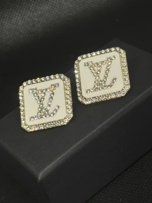 Örhängen  - Helt nya örhängen.