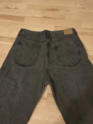 Weekday Galaxy - Storleken är 32w 32l