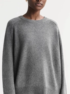 Grå oversized stickad tröja - Mysig grå stickad tröja i oversized modell med rund halsringning och långa ärmar. Tröjan har ribbade muddar vid hals, ärmslut och nederkant. Perfekt för lager på lager under kyliga dagar.