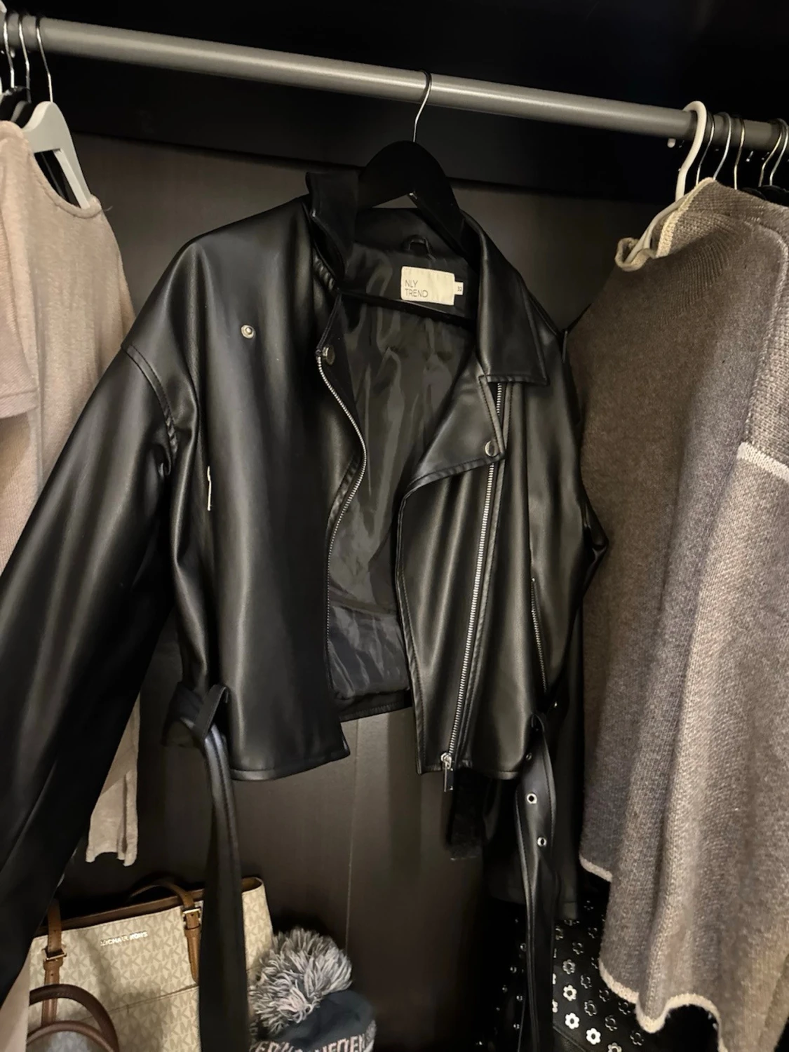 Svart skinnjacka från NLY Trend
