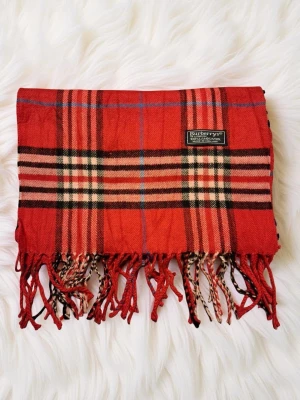 Burberry Scarf/Halsduk  - Är super fin, skriv vid fråger eller om ni vill diskutera priset!!