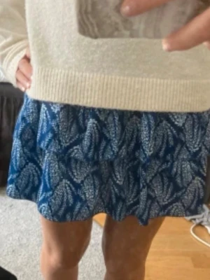 Blå mönstrad kortkjol med volang - Super fin kjol från meet me there. Den rö mörkblå och vit i storlek s/m. Helt ny, men saknar prislapp. Slutsåld!! 💙💙