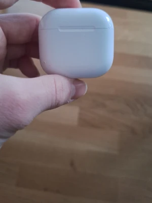 AirPods 4 - Säljer ett par Apple AirPods 4 i fint skick. Trådlösa hörlurar i bra kvalité, äkta airpods inget fejk. Fungerar som nya men har två knappt synliga repor på skalet. Startpris 799 kr men pris kan diskuteras. Säljer de utan sin utan förpackning.