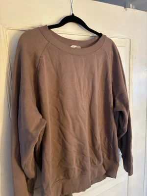 Brun hoodie/tröja från H&M - En basic brun hoodie/tröja från H&M. Går lika bra att matcha till ett par jeans som att ha på sig en mysig dag hemma. Storlek L men skulle säga att den snarare passar S/M. Kommer även sälja tillhörande mjukisbyxor separat.