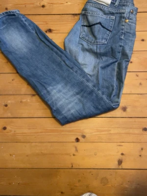 jeans från Jacob Cohen, stl 31 - Säljer ett par klassiska blå jeans från Jacob Cohen i storlek 31. Jeansen har raka ben, normal passform och är tillverkade i mjukt jeanstyg med snygga slitningar. Fina detaljer som kontrastsömmar och klassisk femficksdesign. Perfekta för en avslappnad stil. I modellen 622 som ni ser på bild 4 är knappen av  men inget problem ifall ni har bälte. Tveka inte på p hör av er