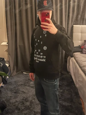 Maison Margiela hoodie - Stilren Maison Margiela hoodie med klassiska nummer motivet svart med vit design storlek M