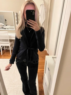 Kofta - En marinblå kofta i fint skick från Sincerely Loved i storlek XS.