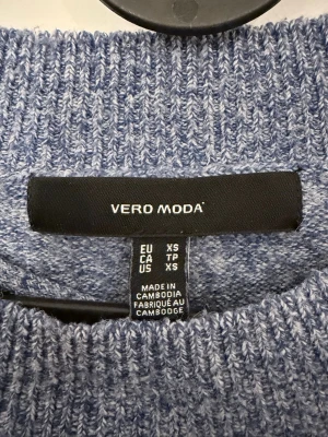 Blå stickad tröja från Vero Moda XS - Blå stickad från Vera Moda storlek XS. Andvänt bara två eller tre gånger. Men sedan inte kommit till användning.  