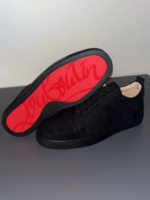 Svarta skor från Louboutin - Svarta mocka Christian Louboutin skor utan Spikar. Fick se som present fast har aldrig på mig de. De är inte riktigt min typ av sko. Köpt från stock X och har kvitton till skorna. Lägg gärna prisförlag eller ställ frågor!