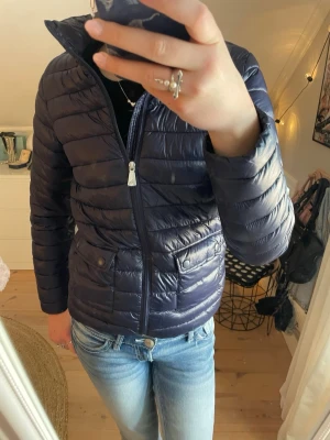 Mörkblå vårjacka - Säljer en mörkblå pufferjacka från McKinley i storlek 158/164. Jättefin och perfekt glansig, en jättebra jacka för våren. Tyvärr har den blivit för kort i ärmarna och säljer den där av!🩷