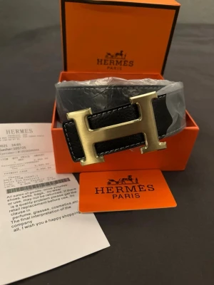 H bälte  - Helt nytt bälte kvitto, kort och box medföljer 