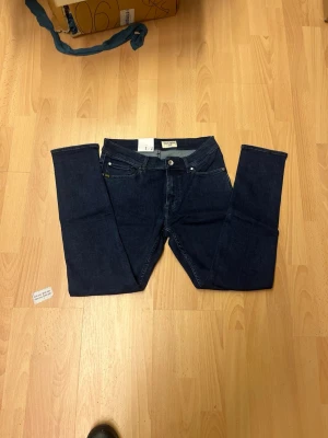 Mörkblå tiger of sweden jeans W30 L32 - Mörkblå snygga slimmade jeans från Tiger of sweden. Helt nya med prislapp. 