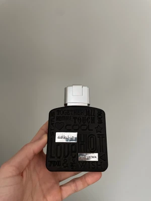  Eau de Parfum från Lattafa - Cool och modern parfym från Lattafa med unikt flaskdesign. Eau de Parfum, 80% vol, tillverkad i U.A.E. Perfekt för dig som vill sticka ut med stil.