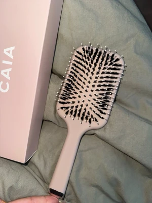 Hårborste från CAIA - Säljer en snygg och stilren hårborste från CAIA.