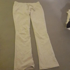 Grå mjukisbyxor från Nelly - Säljer ett par bekväma grå mjukisbyxor från Nelly. Byxorna har en avslappnad passform med dragsko i midjan för justerbar komfort. Perfekta för en mysig dag hemma eller en avslappnad dag ute. Bara använda ca 2 gånger.