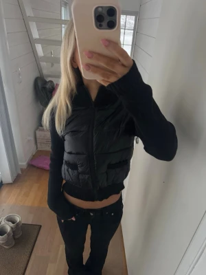 Svart dunväst från Gina Tricot - Svart jacka från Gina tricot