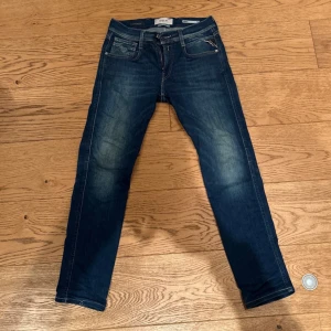 Replay Anbass - Ett par snygga replay anbass, endast använda en handfull gånger och i inprincip nytt skick. Storlek W27 L30, en liten skada nere vid follen, går troligen att laga (se bild).