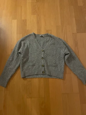 Grå kofta med knappar och mönster - Snygg kofta med knappar