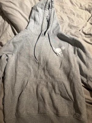 Grå grenzgaenger hoodie - Grå varm och skön hoodie. Perfekt när man åker moppe eller mc. Nypris ligger på 750kr. Storlek M väldigt fint skick inte sliten någonstans. Bara använd 1 gång